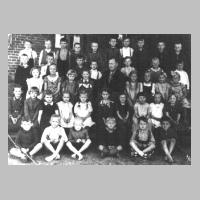 080-0025 Volksschule Pregelswalde. Lehrer Hans Hofschen mit seiner Klasse.jpg